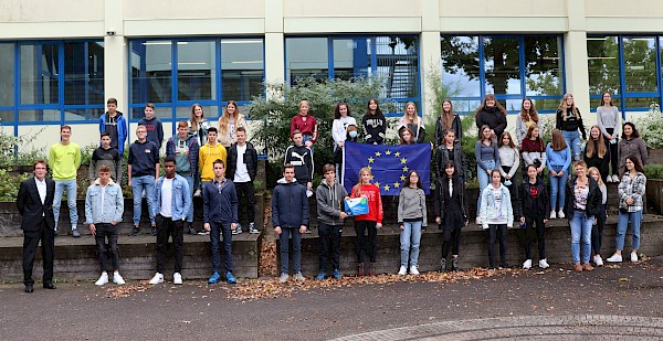 Schüler, die am Nachhaltigkeitsprojekt teilgenommen haben. In der Mitte eine Europafahne und ein Erasmussiegel