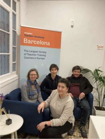 Treffen der Arbeitsgruppe Erasmus in Barcelona. Helles Zimmer, vier blaue Sessel und vier Lehrer. Drei Frauen und ein Mann.