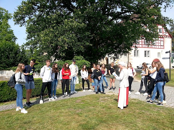 Eine Schülergruppen wird auf dem Kloster Lorch herumgeführt.