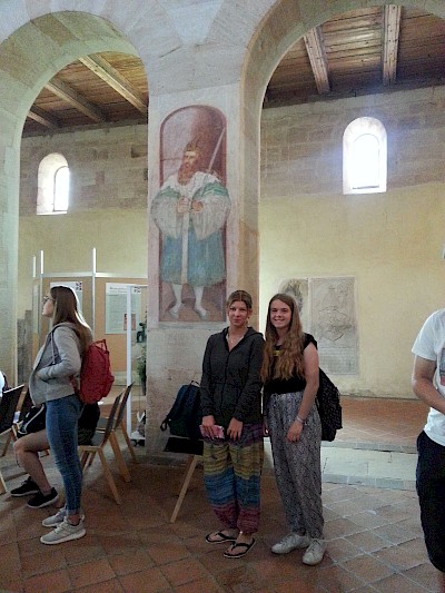 Zwei Schülerinnen vor einem Relief im Kloster Lorch