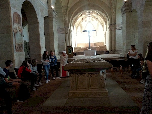 Kloster Lorch von Innen. Altar in der Mitte, darum eine Schülergruppe.