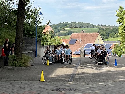 Schülerinnen und Schüler im Rollstuhl