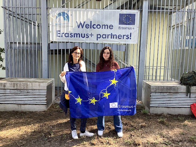 Gäste aus Italien mit einer Erasmusflagge
