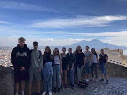 Schülergruppe vor einem Bergpanorama in Italien