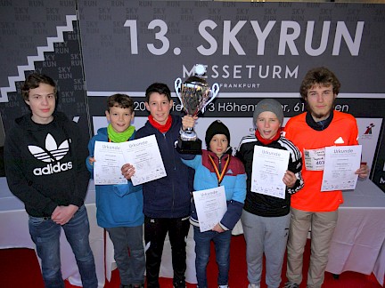 6 Schüler halten Urkunden und einen Pokal in der Hand beim SkyRun in Frankfurt