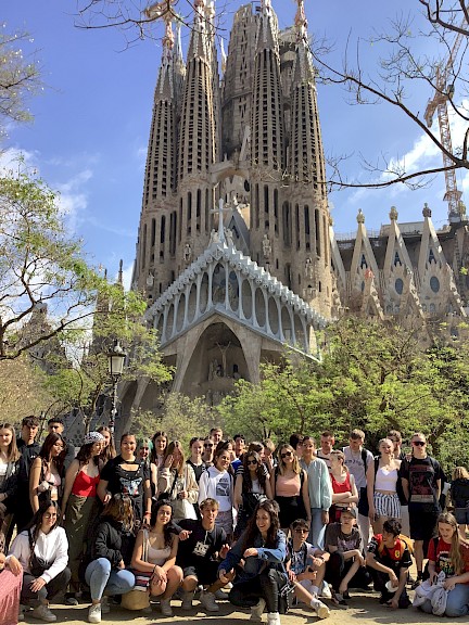 Schülergruppe vor der Sagrada Familia in Barcelona