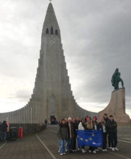 Gruppe von Schüler:innen des ASG in Island vor einer Kirche