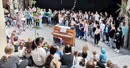 Schüler:innen des Unterstufenchors singen in der Aula der Grundschule Neckarbischofsheim